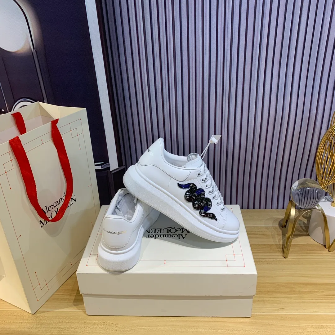 👟👟Ex-factory price 560👟👟Snake pattern professional McQueen factory. Top version. Couple model Alexander McQUEEN high version has been upgraded to the highest quality again✅.McQueen dad shoes 💪McQueen spring, summer, autumn and winter top version purchasing agent level✅ Recruiting national online and offline agents to join🤝 🏆Fabric: Original materials imported from Italy. Texture, water-resistant and non-discoloring 🏆Inner lining: ️A-grade Italian imported lining resistant to dirt, sweat-absorbent, breathable and comfortable 🏆Foot pads: top-grade imported Italian super-soft cowhide leather 🏆Outsole: PU+counter 1:1 🏆Shoe box: original white box. Plus white flip cover for double-layer protection. Cloth bag. Handbag. Certificate of 1:1 mold opening, 4-piece set. Delivered with a pair of shoelaces. 🖕🏿🖕🏿🖕🏿You can choose any pair of shoelaces in any color of our factory 🏆Code number: women’s 34-41. men’s 38-46 🏆Special remarks (women’s size 34.40.41, men’s size 38.45.46 is customized, no returns or exchanges) Win-win cooperation🤝
